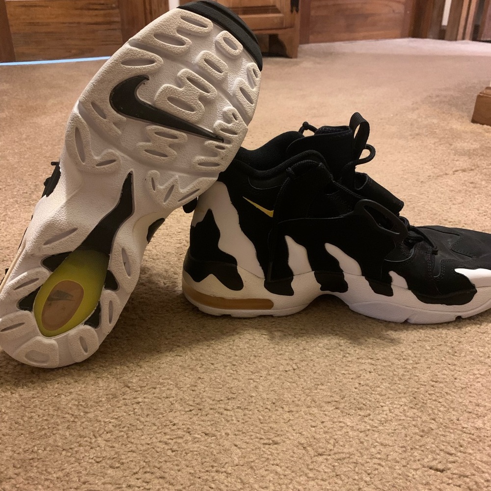 NIKE AIR DT MAX 96 BLACK MAIZE 
DEION SANDERS DIAMOND TURF 
Size 12